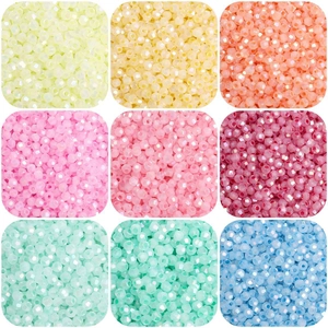 Dettaglio di perline di vetro sfaccettate da 4mm in nove colori per creazioni fai da te