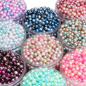 Dettaglio di perle sintetiche sfumate da 4-10 mm per la creazione di gioielli