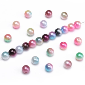 Dettaglio macro di perle ABS iridescenti da 4-10 mm per la creazione di gioielli fai da te