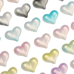 Dettaglio di perline a cuore da 23mm con sfumature perlate in colori pastello per gioielli