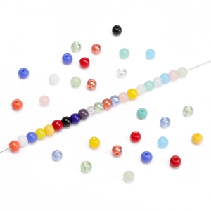 Dettaglio di perle di vetro colorate infilate su filo per creazione gioielli DIY