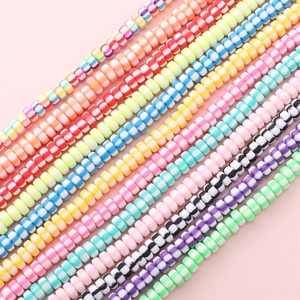 Makroaufnahme bunter gestreifter Tonscheibenperlen für DIY Schmuck und Armbänder