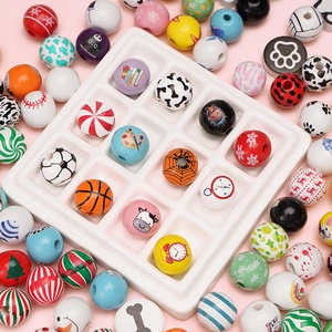 Mix van gekleurde houten kralen met sport- en dierenpatronen voor DIY sieraden maken en hobby