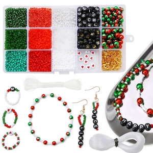 Détail du kit de bijoux DIY 15 grilles avec perles acryliques rouges vertes et lettres