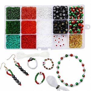 Kit de perles de Noël DIY avec perles alphabet et fils élastiques en boîte de 15 cases