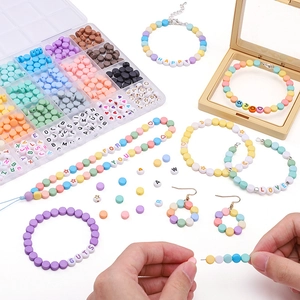 Kit de joyería DIY de 24 compartimentos con cuentas de arcilla planas y letras para collares