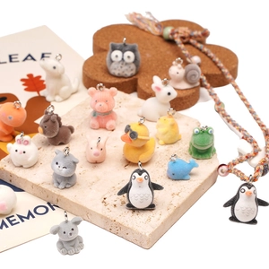 Kawaii gevlockte dierlijke bedeltjes set voor DIY sieraden en tasaccessoires op dienblad