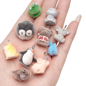 Assortiment kawaii geflockte dierenhangers voor DIY sleutelhangers gehouden in palm