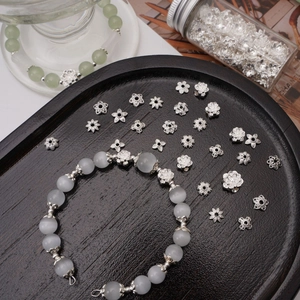 Macro di distanziatori a fiore in lega d'argento e bracciale in perle occhio di gatto