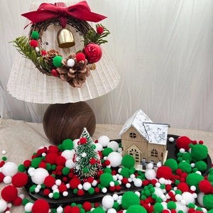 Lámpara de mesa navideña detallada con pompones de felpa y adornos festivos