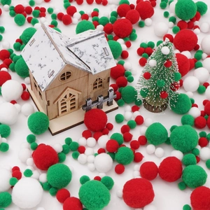 Pompones navideños en rojo, verde y blanco para decoraciones creativas de bricolaje