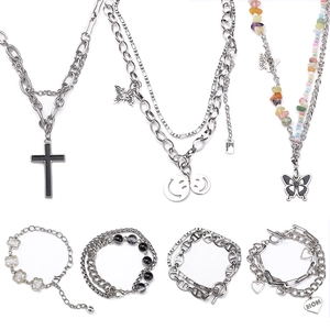 Conjunto detallado de collares y pulseras de acero inoxidable con cruz, mariposa y colgantes
