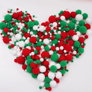 Pompones de Navidad rojos blancos y verdes en forma de corazón para manualidades DIY