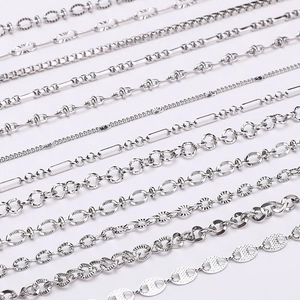 Detalle de varios estilos de cadenas de acero inoxidable incluyendo diseños Figaro
