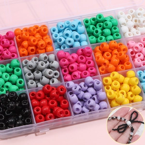 Perles acryliques colorées dans une boîte de rangement pour création de bijoux DIY