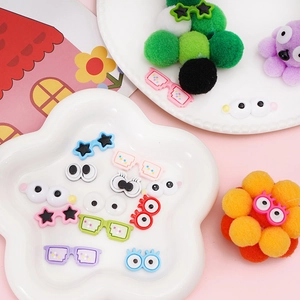 Gros plan d'yeux de poupée en acrylique colorés et accessoires de lunettes pixel en résine