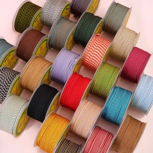 Vista dall'alto di cordoncini colorati in nylon su rocchetti per tessitura di gioielli