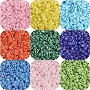 Grille de neuf perles de verre colorées avec finition nacrée pour bijoux artisanaux