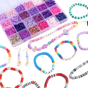 Vue détaillée du kit de perles Heishi en argile 24 cases pour bijoux DIY avec bracelets