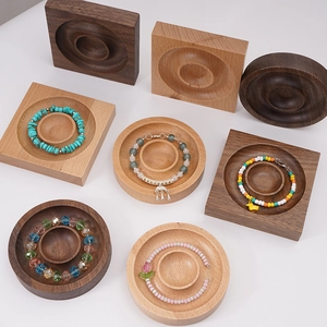 Detalle de bandejas de exhibición de joyas en madera de nogal y haya para pulseras