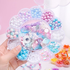 Bastelset für Schmuck mit bunten Perlen in einer Blumendose für DIY Armband Projekte