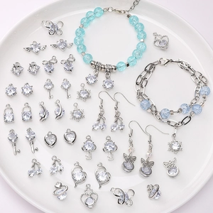 Assortiment de pendentifs cœur et clé en alliage argenté avec zircon sur plat blanc