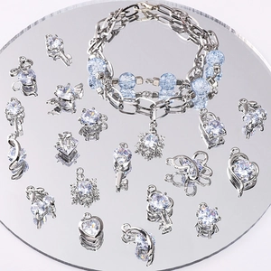 Détail de pendentifs en zircon en forme de cœur et clé pour bijoux DIY