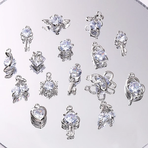 Sélection de breloques en alliage argenté avec zircons pour la création de bijoux DIY