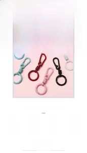 Gros plan de porte-clés colorés en alliage mat rose bleu jaune et violet vif