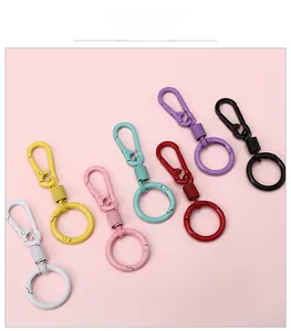 Gros plan de mousquetons colorés aux tons macaron pour sacs DIY et porte-clés créatifs