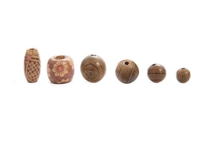 Detailset van natuurlijke wengé houten kralen met bloemmotieven voor DIY-sieraden