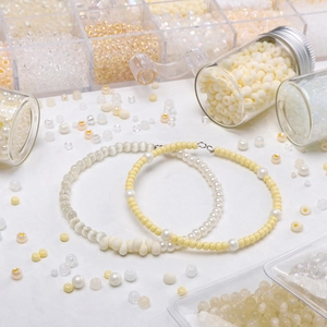 Detailopname van crème glaskralen en parelkettingen voor DIY handgemaakte sieraden