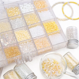 Macro-opname van beige glazen kralenset met opbergdoos en handgemaakte armbanden