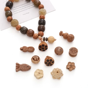 Vue détaillée de perles en bois de style chinois avec motifs de chance et de lotus gravés