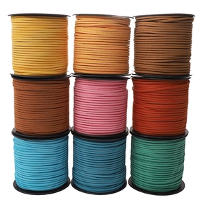 Makro-Detail von neun bunten 3mm Wildleder-Schnüren auf Spulen für DIY-Schmuckherstellung