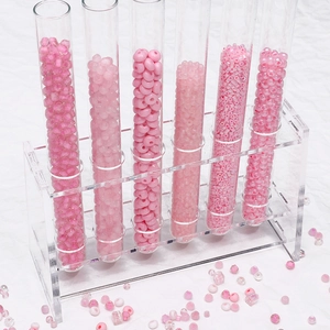 Set di perle rosa DIY in provette di vetro su supporto per creare gioielli