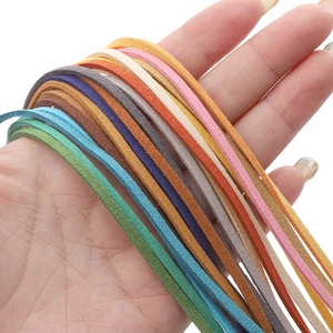 Makroaufnahme farbiger 3mm Wildleder Kordeln für Schmuck mit edler matter Textur