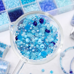 Dettaglio di perline di vetro blu in un cucchiaio per la creazione di gioielli