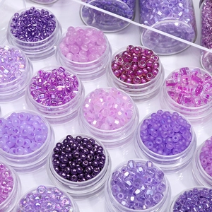 DIY lila Glasperlen-Set in transparenten Dosen für handgefertigten Schmuck