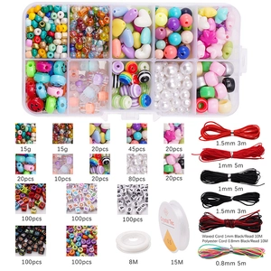 DIY Schmuckset mit Acrylperlen, bunten Anhängern und verschiedenen elastischen Schnüren