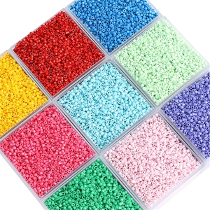 9-vaks set met kleurrijke glas kralen voor het zelf maken van sieraden en armbanden