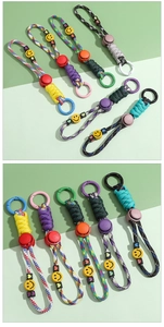 Vista dettagliata di portachiavi in paracord colorati con perline smile e ganci in plastica