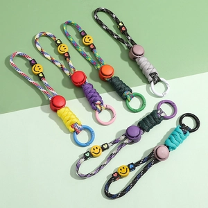 Portachiavi in paracord intrecciato a mano con perline sorridenti e moschettoni in lega