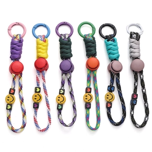 Portachiavi in paracord intrecciato a mano con ciondoli sorriso e clip in metallo