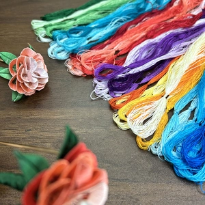 Macro-opname van kleurrijk zijden borduurgaren en handgemaakte 3D zijden stoffen bloemen