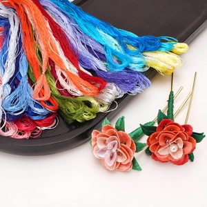Moerbeizijde borduurgaren set met handgemaakte bloemen haarspelden voor DIY handwerk
