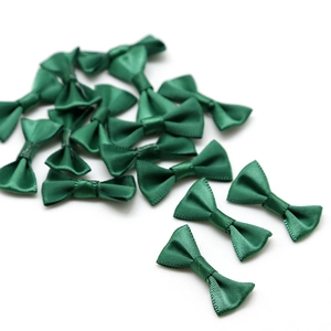 Détail macro de nœuds en satin vert foncé pour le bricolage et accessoires cheveux