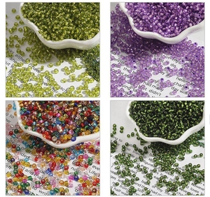 Makroansicht von bunten 2-4mm silbergefüllten Glasperlen für DIY-Schmuckherstellung