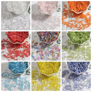 Perles de verre colorées pour bijoux DIY en neuf couleurs vives et finitions variées