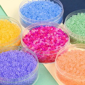 Perline di vetro smerigliato colorate in barattoli trasparenti per gioielli fai da te